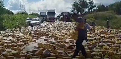 Imagem da notícia Carreta com carga de cerveja tomba na BR-262 e provoca tumulto entre Água Clara e Três Lagoas